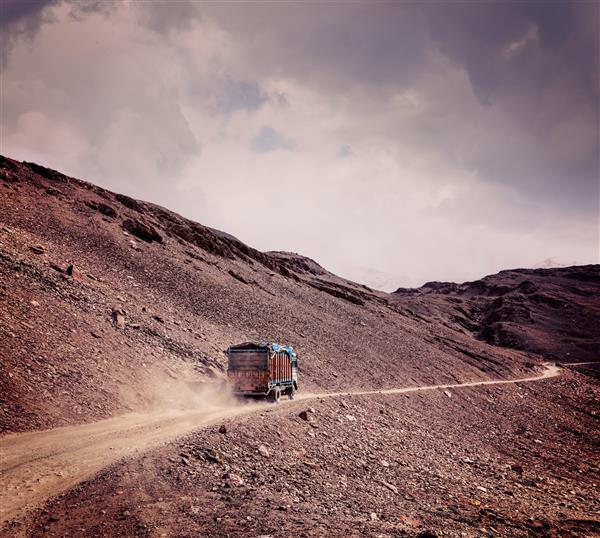 جلوه برش خورده تصویری تصویری سفر به سبک هیپستر از جاده در هیمالیای هند با کامیون هیماچال پرادش هند