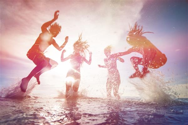 نقاشی های تابستانی از جوانان خوشحال که در دریا در ساحل می پرند سبک برش خورده با تمرکز نرم و تابش خورشید