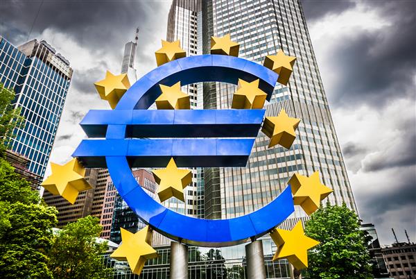 تابلوی یورو در مقر بانک مرکزی اروپا در فرانکفورت آلمان با ابرهای چشمگیر و تاریک نمادی از یک بحران مالی