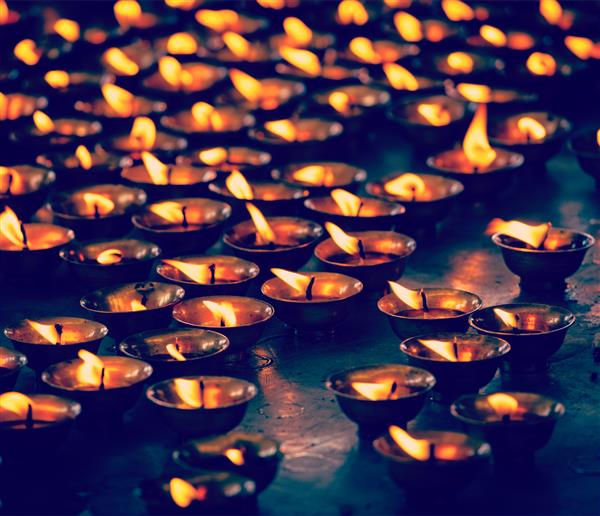 جلوه برش خورده تصویری فیلترشده به سبک هیپستر از شمع های در حال سوختن در معبد بودایی مجموعه Tsuglagkhang مک لئود گنج هیماچال پرادش هند