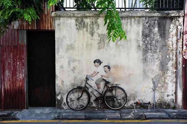 نقاشی های دیواری کودکان کوچک با دوچرخه در خیابان پنانگ مالزی