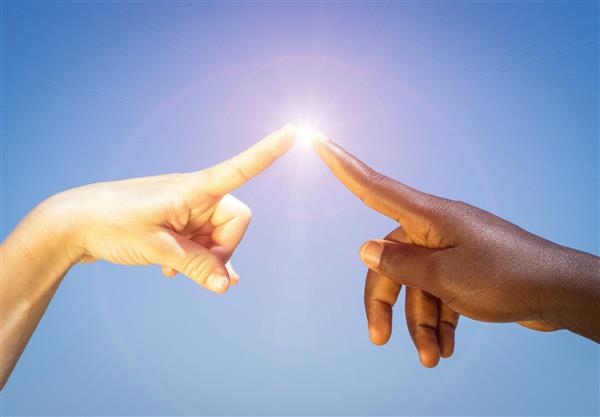 انرژی بین انگشتان مفهوم صلح و انسانیت