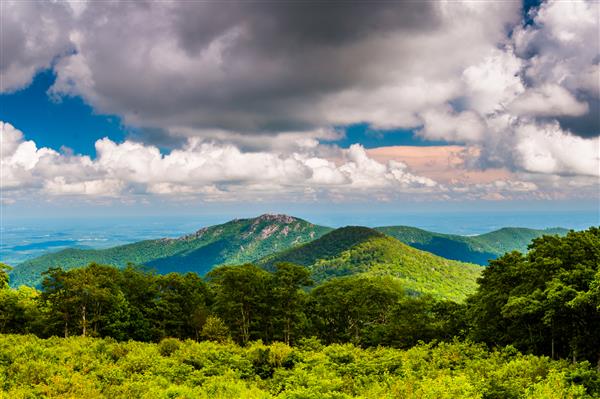 نمایی از کوه الد راگ از مسیر عبور از مشرف به پارک ملی شناندوها ویرجینیا