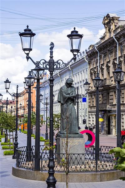 مجسمه برنز توسط نیکولای گوگول در سن پترزبورگ روسیه