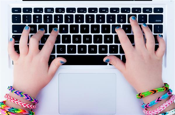 دختر جوانی که از دستبندهای لاستیکی استفاده می کند و از لپ تاپ استفاده می کند بازگشت به مدرسه مد جوان مفهوم سبک زندگی