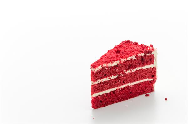 کیک مخملی قرمز که روی زمینه سفید قرار دارد