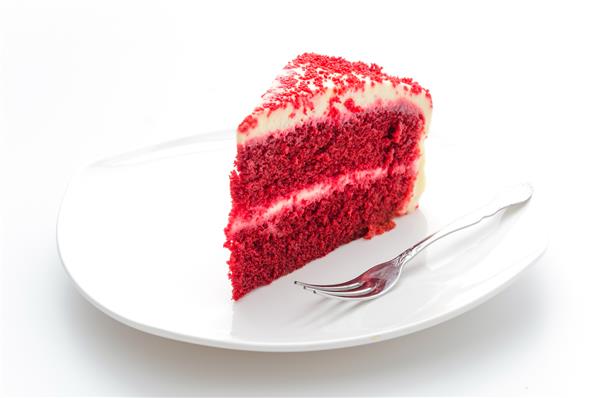 کیک مخملی قرمز جدا شده روی سفید