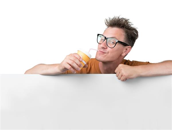مردی با لیوان هایی که از یک نی لیوان کاغذی می نوشید با یک بنر سفید