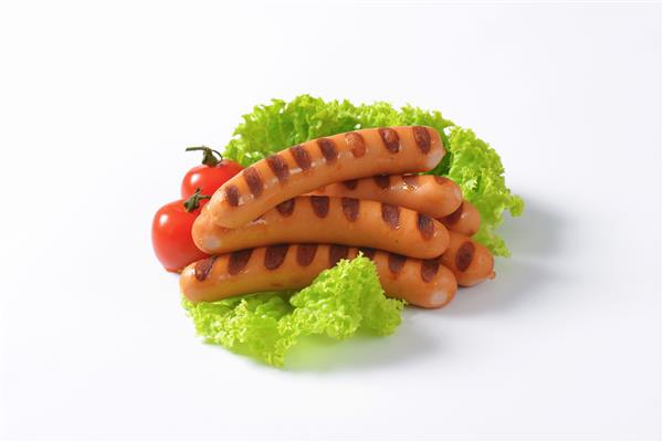 سوسیس هات داگ کبابی کاهو و گوجه فرنگی جدا شده روی زمینه سفید