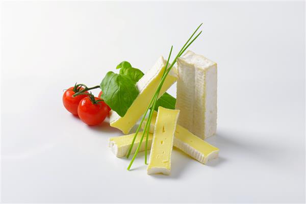 پنیر رسیده سطح خامه ای همراه با گیاهان و گوجه فرنگی