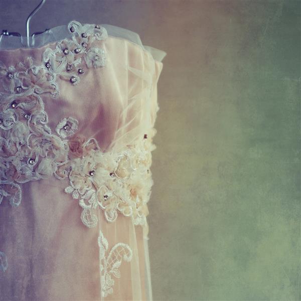 جزئیات لباس عروس به سبک جذاب را روی آویز ببندید