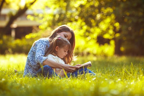 مادر و دختر در پارک کتاب می خوانند