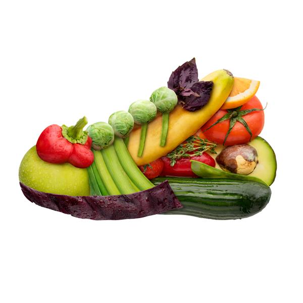 میوه ها و سبزیجات به شکل مربی کفش برای دویدن مفهوم مواد غذایی جدا شده روی زمینه سفید