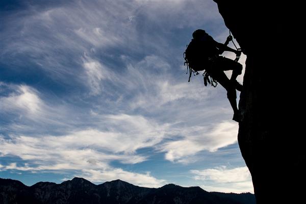 شبح یک کوهنورد بر روی یک دیوار عمودی
