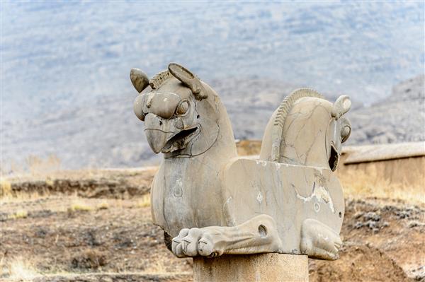مجسمه گریفین دو سر در شهر باستانی تخت جمشید ایران میراث جهانی یونسکو