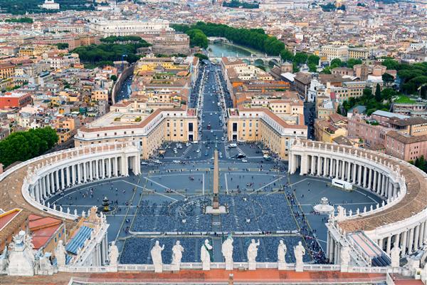 میدان یا سنت پیتر شهر واتیکان رم ایتالیا یکی از اصلی ترین جاذبه های گردشگری ایتالیا است افق رم نمای پانورامای هوایی رم در تابستان مکانی عاشقانه در رم