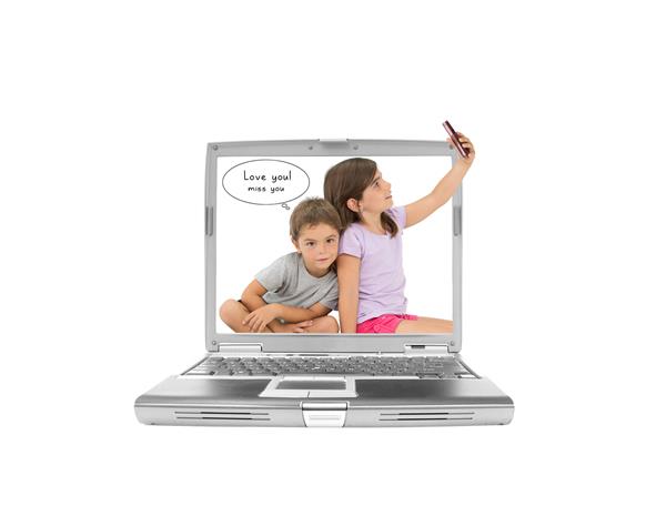 خواهر و برادر حبابی روی صفحه نمایش کامپیوتر لپ تاپ به دختر دوربین نگاه می کنند که در حال گرفتن سلفی در خارج از کامپیوتر است و روی زمینه سفید قرار دارد