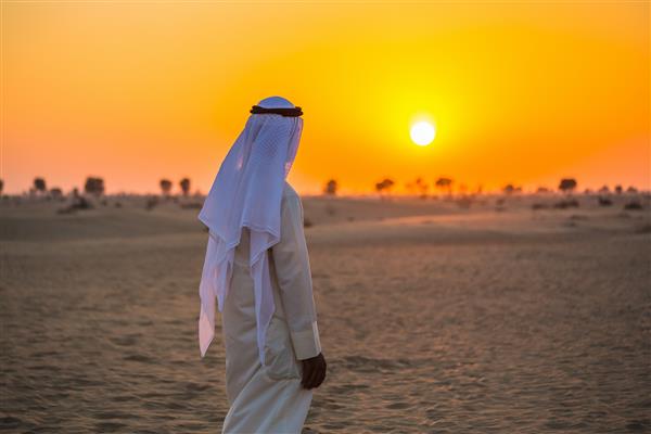 عرب در کویر عربستان در یک روز گرم و آفتابی