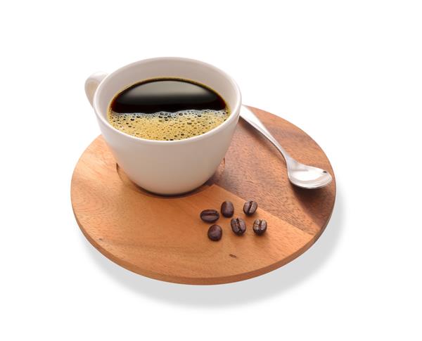 فنجان قهوه و دانه های قهوه در بشقاب چوبی جدا شده روی سفید
