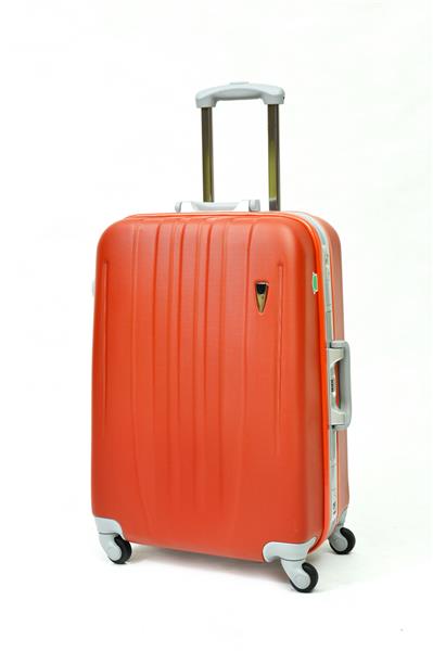 چمدان های مسافرتی که روی زمینه سفید جدا شده است