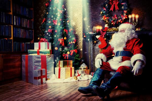 بابانوئل برای کریسمس و استراحت کنار شومینه هدیه آورد