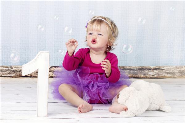 دختر کوچک زیبا با حباب