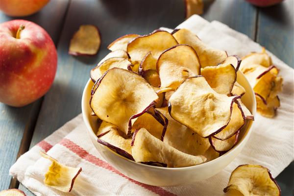 چیپس سیب کم آب پخته شده در یک کاسه