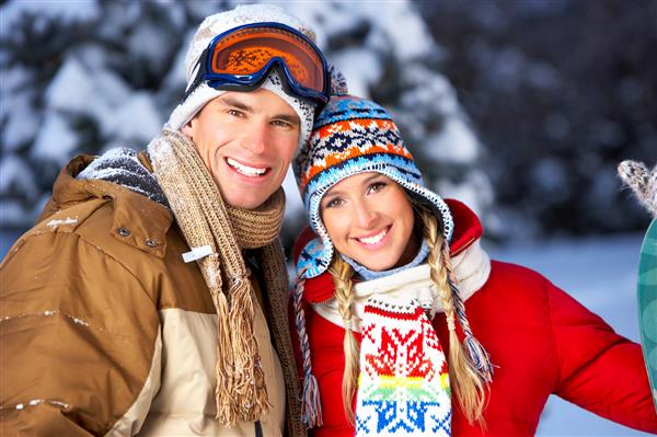 زن و شوهر جوان خوشحال و خندان عاشق زمستان