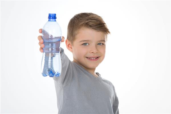 کودک یک بطری پلاستیکی آبی رنگ را بلند می کند
