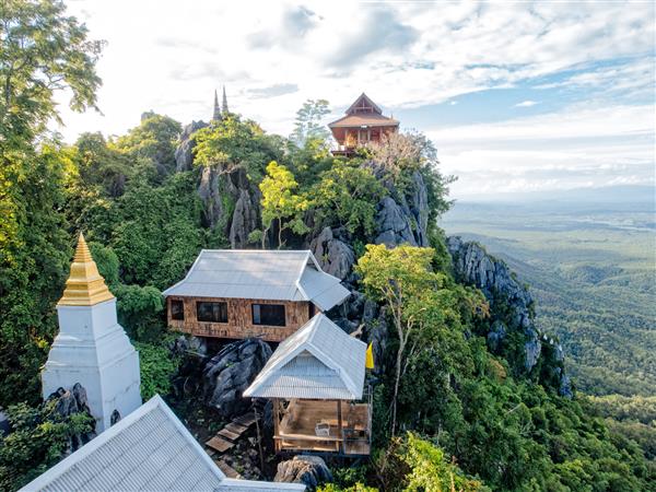 معبد تایلندی در کوهی بلند در لامپانگ تایلند