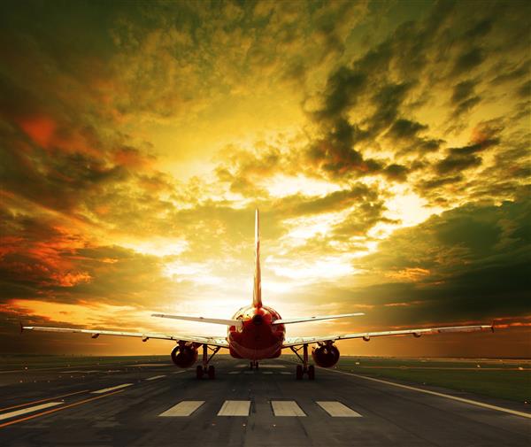 هواپیمای مسافربری آماده پرواز در باند فرودگاه برای مسافرت بار حمل و نقل هوایی تجارت است