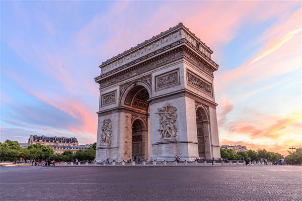 طاق پیروزی شهر پاریس هنگام غروب خورشید