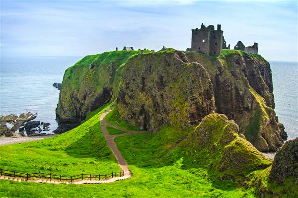 قلعه قرون وسطایی مناطق مرتفع اسکاتلند انگلستان اروپا