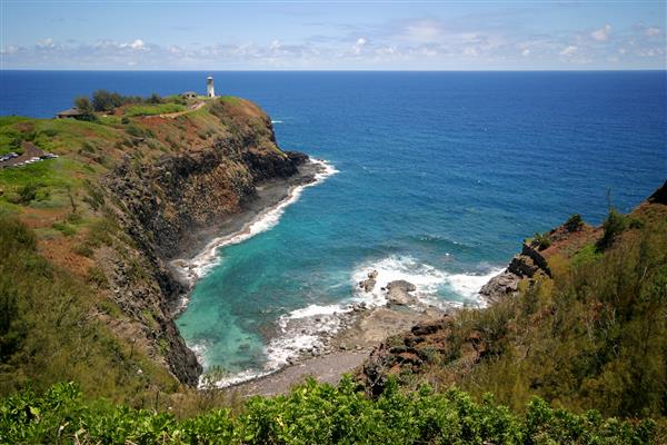 فانوس دریایی مشرف به اقیانوس روی صخره ای در هاوایی