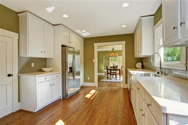 اتاق آشپزخانه سبز با ترکیب ذخیره سازی سفید لوازم ضد زنگ استیل و کف چوب سخت