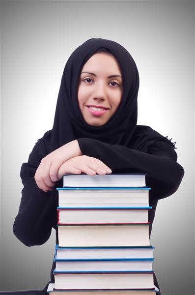دانشجوی دختر جوان مسلمان با کتاب