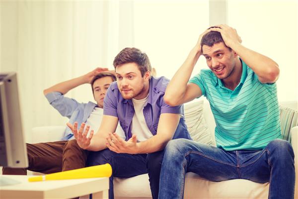 دوستی ورزش و سرگرمی مفهوم - دوستان مرد غمگین تماشای ورزش در تلویزیون در خانه