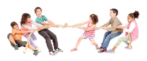 بچه های کوچکی که طناب کششی را بازی می کنند که به رنگ سفید جدا شده است