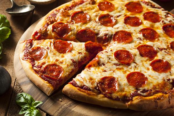 پیتزا فلفلی خانگی داغ آماده برای خوردن