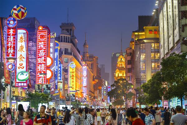 شانگهای چین علائم نئون در جاده نانجینگ روشن شده است