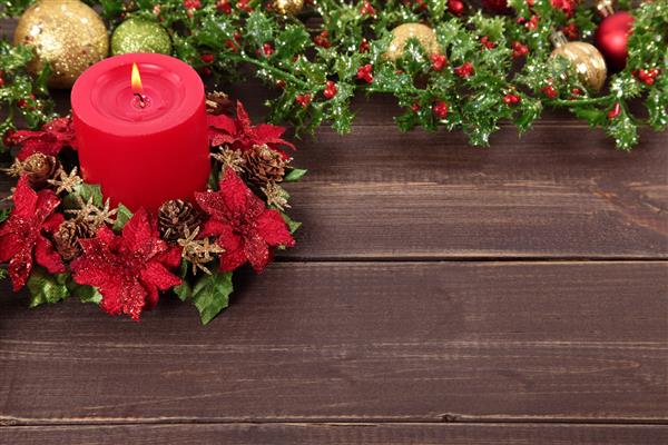 صحنه پس زمینه جشن شمع با تزئین زیور آلات کریسمس روی میز چوبی