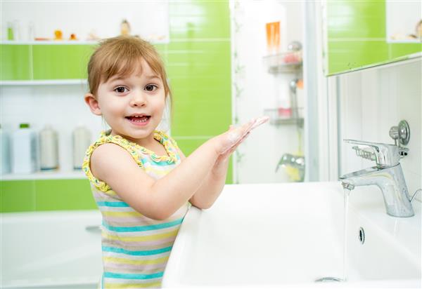 دختر بچه ناز و شستن در اتاق حمام