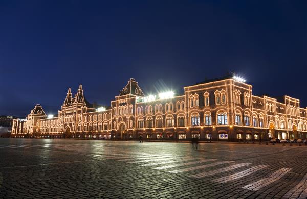 مسکو میدان سرخ در شب با ساختمان فروشگاه اصلی مسکو روسیه