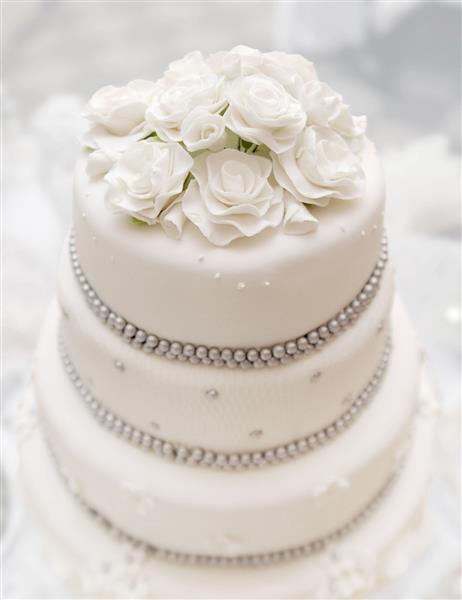 کیک عروسی در پس زمینه روشن