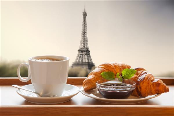 قهوه با کروسان در برابر برج ایفل در پاریس فرانسه