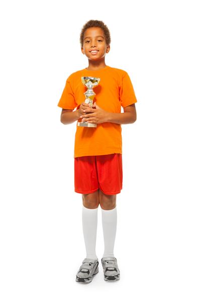 پسر کوچک آفریقایی با جام جایزه در بازی ورزشی