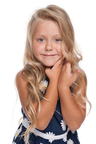 تصویری از یک دختر کوچک بلوند در پس زمینه سفید