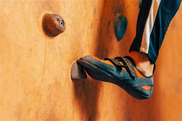 تصویر نمای نزدیک پای نر روی دیوار صعود کننده