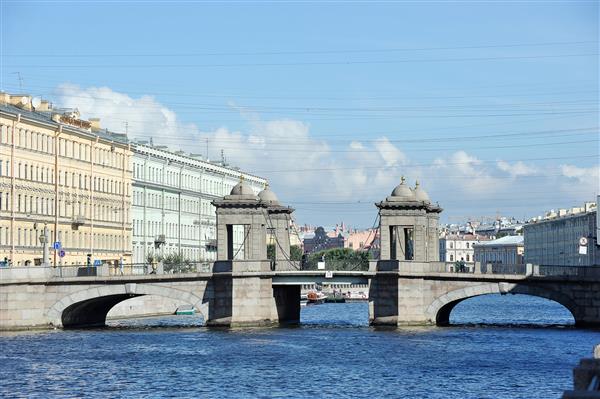 پل در رودخانه در سن پترزبورگ روسیه