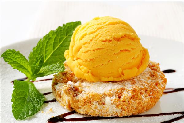 کلوچه با یک قاشق بستنی زرد